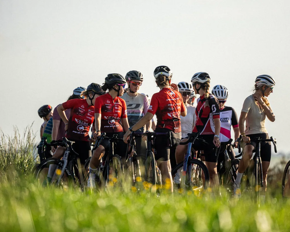 Rassemblement convivial des participants avant le départ du Social Ride à Bulle
