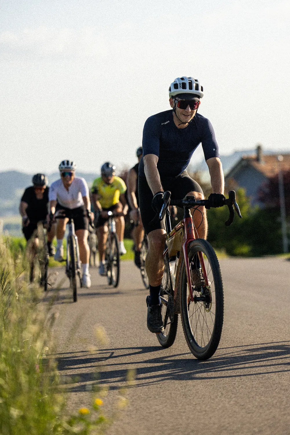 Cycliste en tête du peloton lors du Social Ride Castella Sports à Bulle