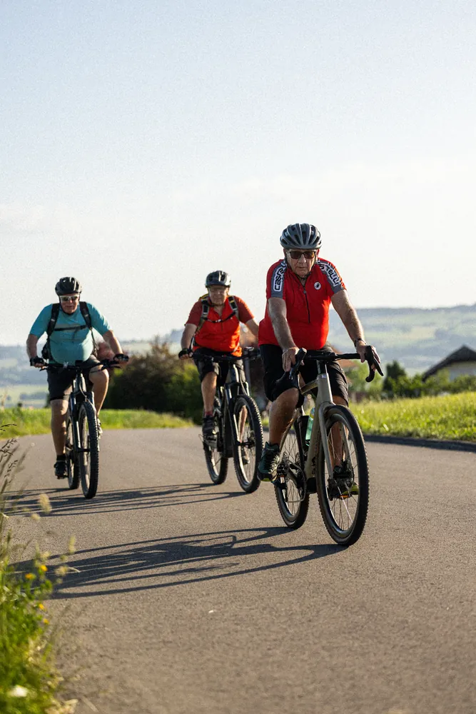 Trois participants du Social Ride Castella Sports sur les routes gruyériennes