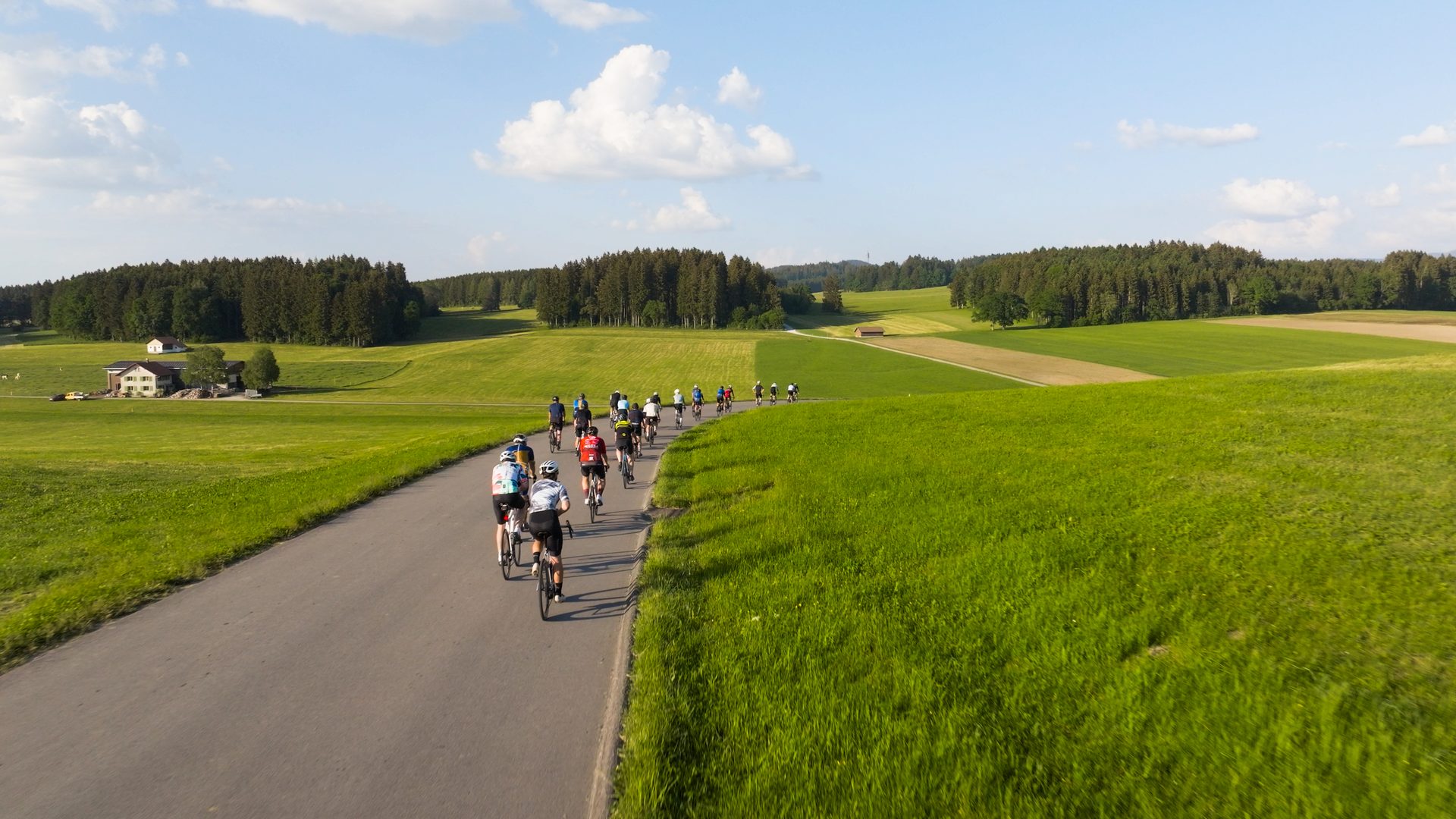 Le peloton du Social Ride Castella Sports sur les routes de la Gruyère