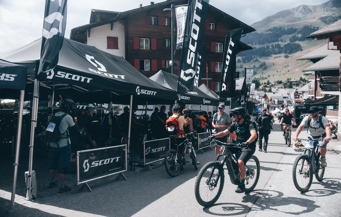 Cycliste testant un vélo sur les sentiers du Verbier Bike Festival, Val de Bagnes