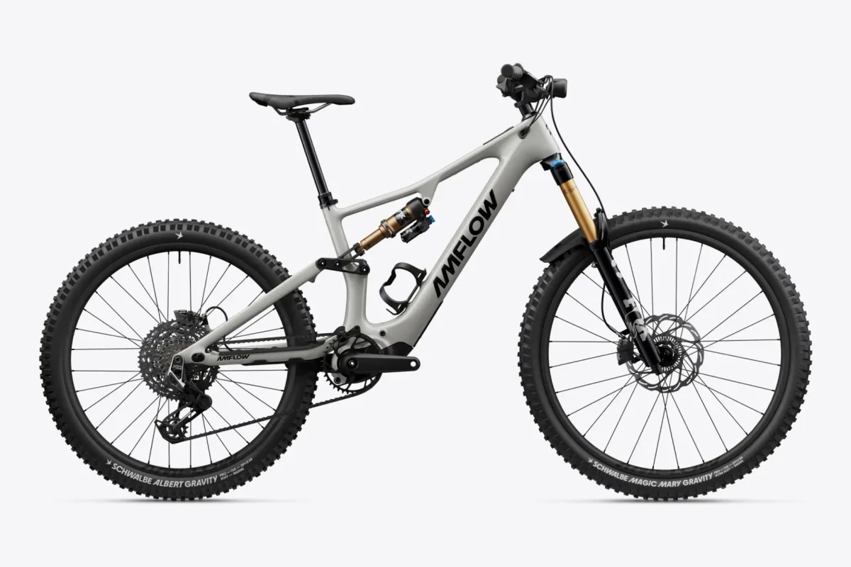 E-VTT léger AmFlow gris clair à moteur Avinox, fourche Fox dorée, à tester à l'Oktober Vélo Fest à Bulle