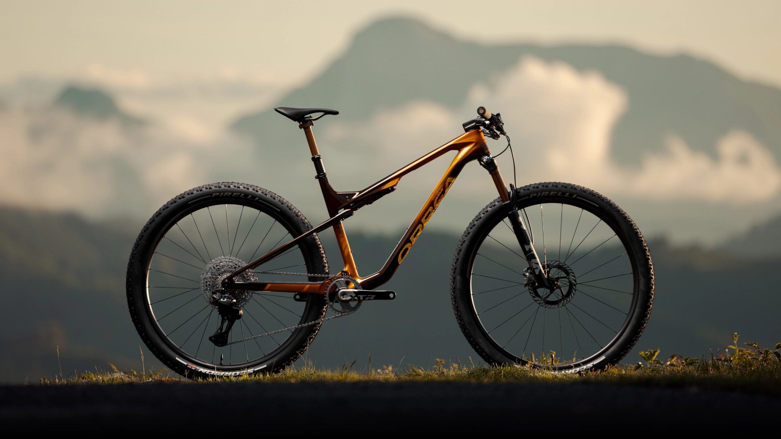 Nouvel Orbea Oiz orange cuivré, VTT cross-country tout-suspendu, à tester à l'Oktober Vélo Fest à Bulle