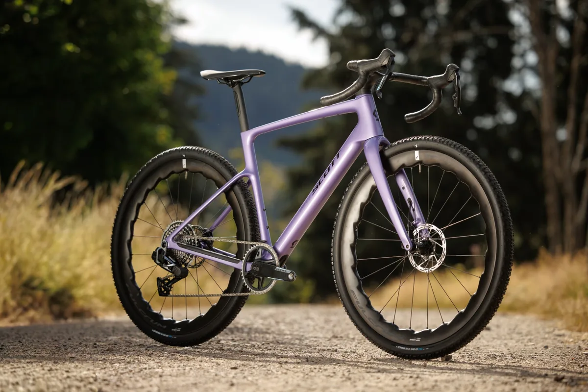 Nouveau Scott Addict Gravel violet, vélo gravel carbone, à tester à l'Oktober Vélo Fest à Bulle