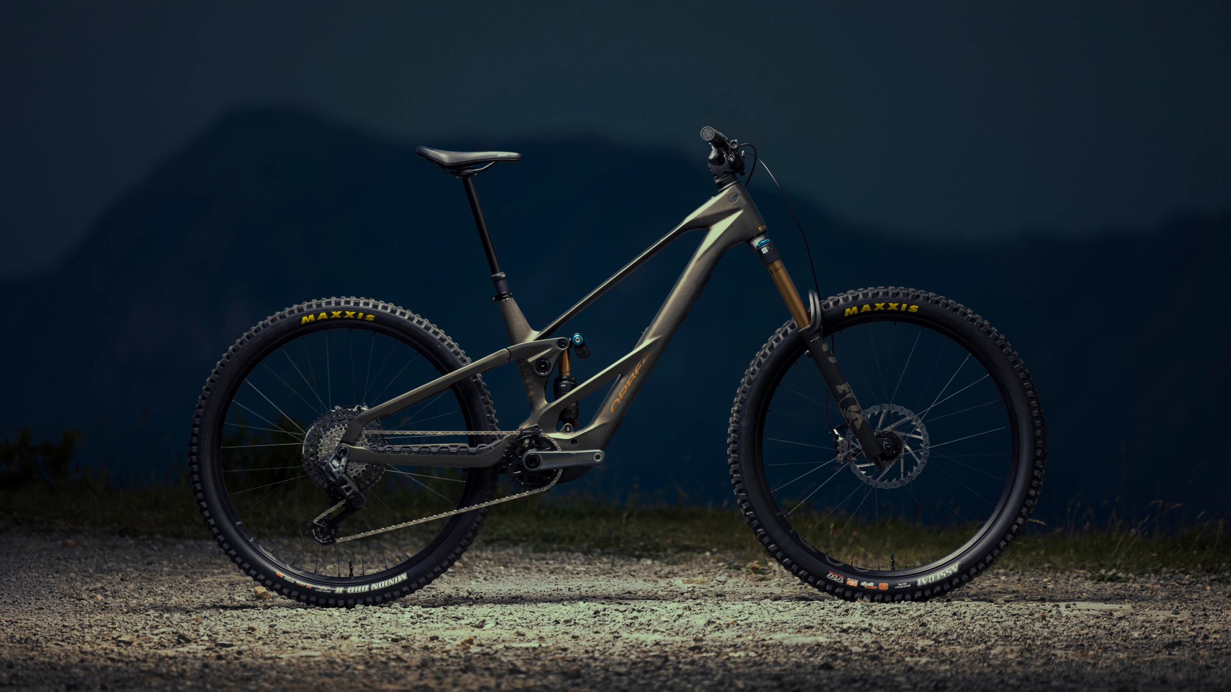 Nouvel Orbea Wild, e-VTT tout-suspendu à moteur Avinox, cadre carbone gris bronze, à tester à l'Oktober Vélo Fest à Bulle